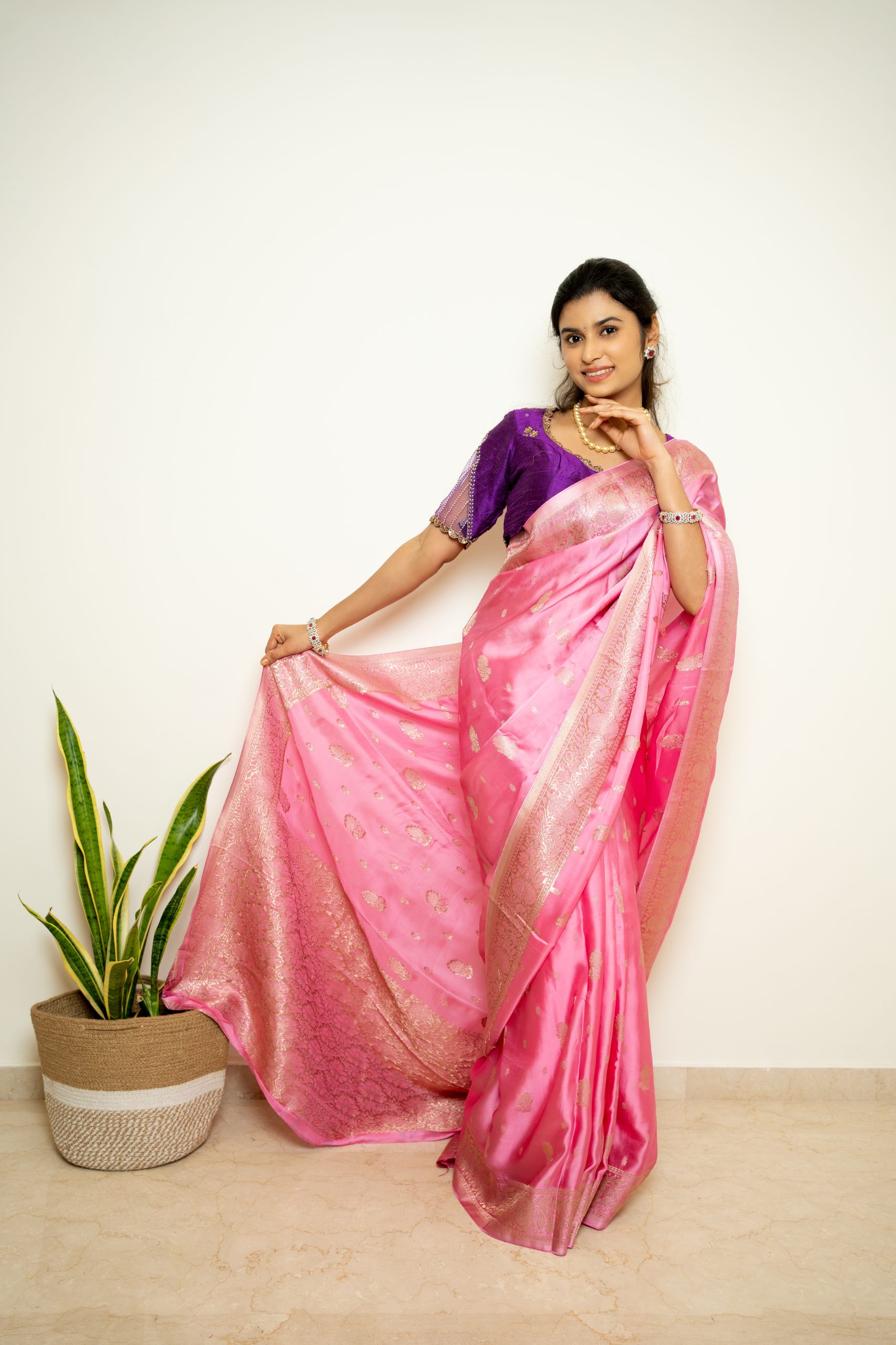 Pure Mashru Crepe Silk Saree - Single Flower - Image 9
